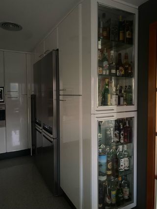 Cocina completa blanca y plateada