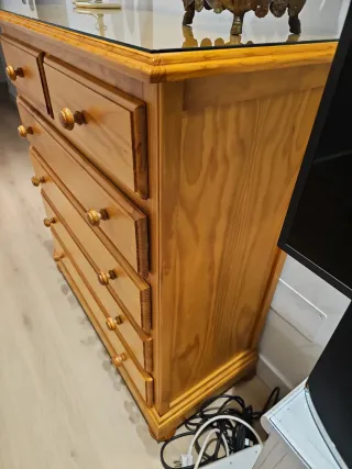 Cómoda de madera con tapa de cristal