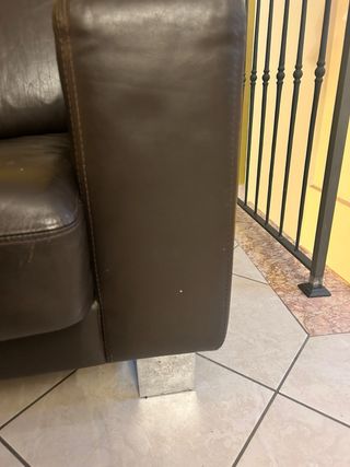 Divano 2 posti in pelle marrone.