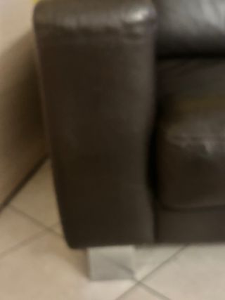 Divano 2 posti in pelle marrone.