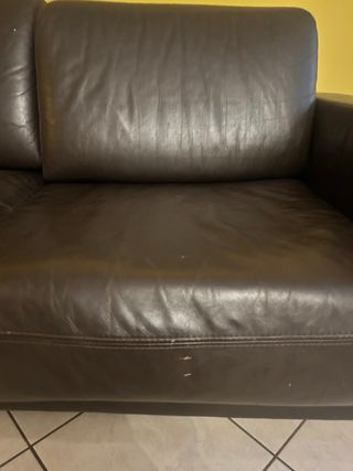 Divano 2 posti in pelle marrone.