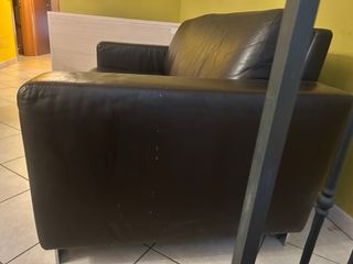 Divano 2 posti in pelle marrone.