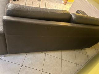 Divano 2 posti in pelle marrone.