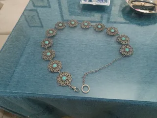 Elegante cinturón plateado con turquesas