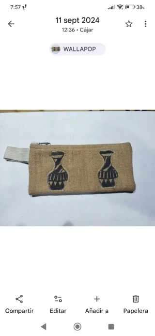 Portalápices artesanal con diseño de jarrones.