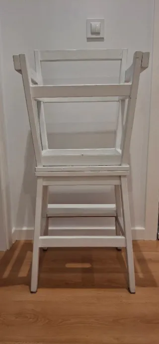 Torre de aprendizaje infantil blanca