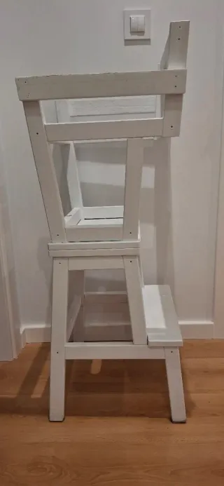 Torre de aprendizaje infantil blanca