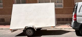 Remolque publicitario blanco con docmentacion