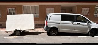 Remolque publicitario blanco con docmentacion