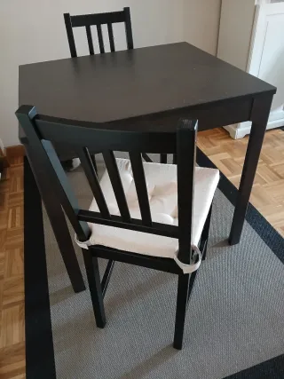 Mesa de comedor y 2 sillas