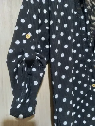 Blusa negra con lunares blancos y encaje