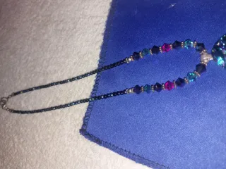 Collar con colgante efecto ópalo