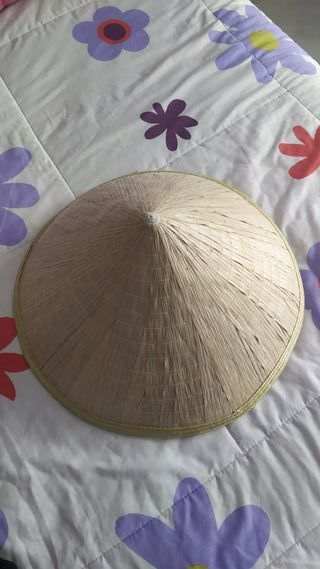 Sombrero cónico de paja para disfraz