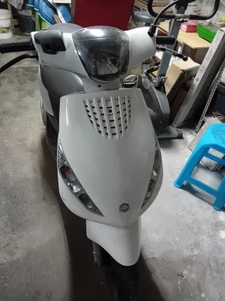 Piaggio Scooter Gris/Blanco Automático