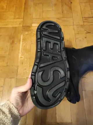 Botas de agua negras y rojas