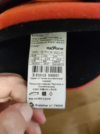 Botas de agua negras y rojas