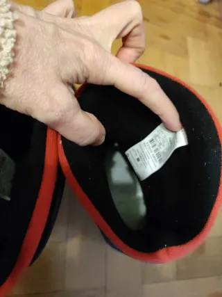 Botas de agua negras y rojas