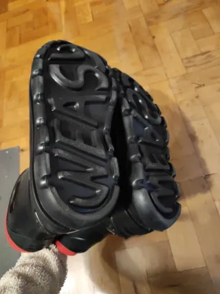 Botas de agua negras y rojas