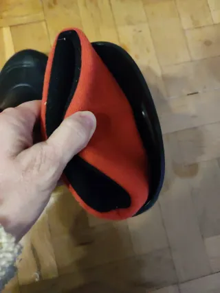 Botas de agua negras y rojas