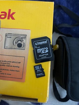 Cámara Kodak 8.2 Megapíxeles con funda