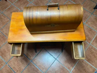 Máquina de coser Singer antigua con mesa