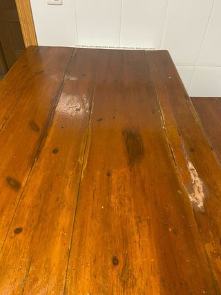 Mesa rústica de madera con bancos