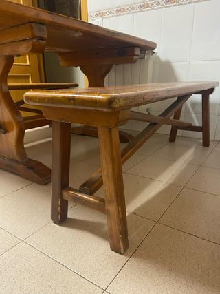 Mesa rústica de madera con bancos