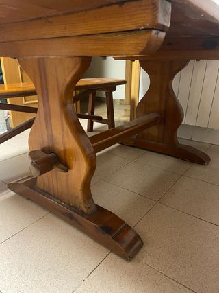 Mesa rústica de madera con bancos