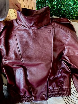 Cazadora viral efecto piel burdeos M