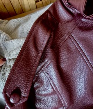 Cazadora viral efecto piel burdeos M