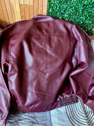 Cazadora viral efecto piel burdeos M