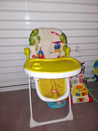 Trona con cojín estampado.