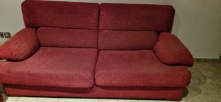 Dos sofás de tela rojos