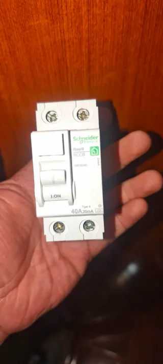 2 Interruptores Diferenciales Schneider Electric 2