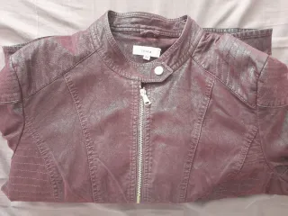Chaqueta efecto piel color berenjena