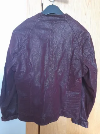 Chaqueta efecto piel color berenjena