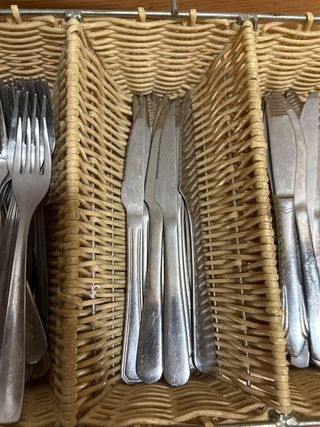Juego de cubiertos de acero inoxidable.
