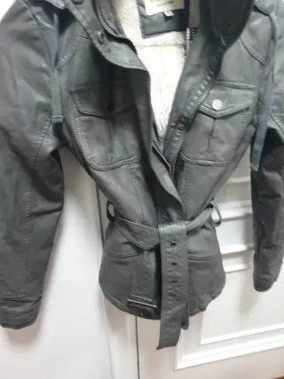Cazadora polipiel gris con borrego