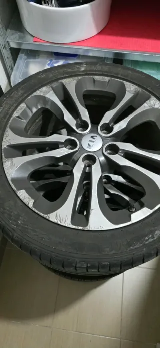 4 Llantas con Cubiertas Kia