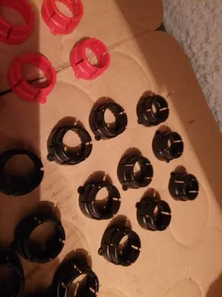 Componenti in plastica rossi e neri