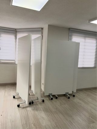 Paneles separadores blancos con ruedas
