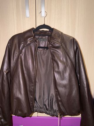 Chaqueta Zara efecto piel marrón