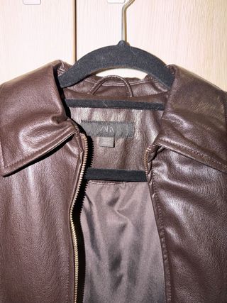 Chaqueta Zara efecto piel marrón