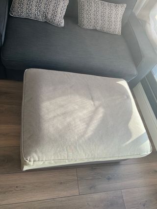 Reposapiés de tela beige con almacenaje