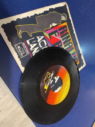 Vinilos “El fin”, “Reinaldo” y “the boots”para Alf