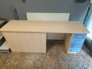 Escritorio juvenil madera y cajones azules