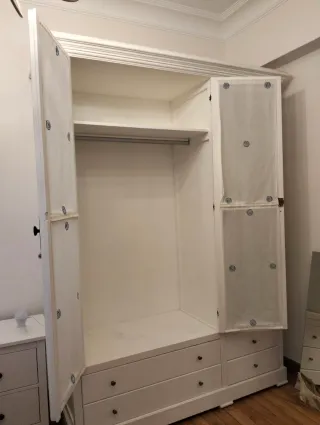 Armario blanco clásico con puertas de cristal