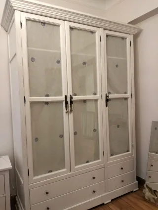 Armario blanco clásico con puertas de cristal