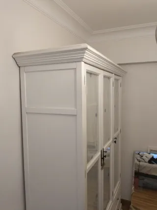 Armario blanco clásico con puertas de cristal