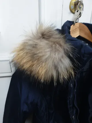 Plumífero azul con capucha y pelo natural